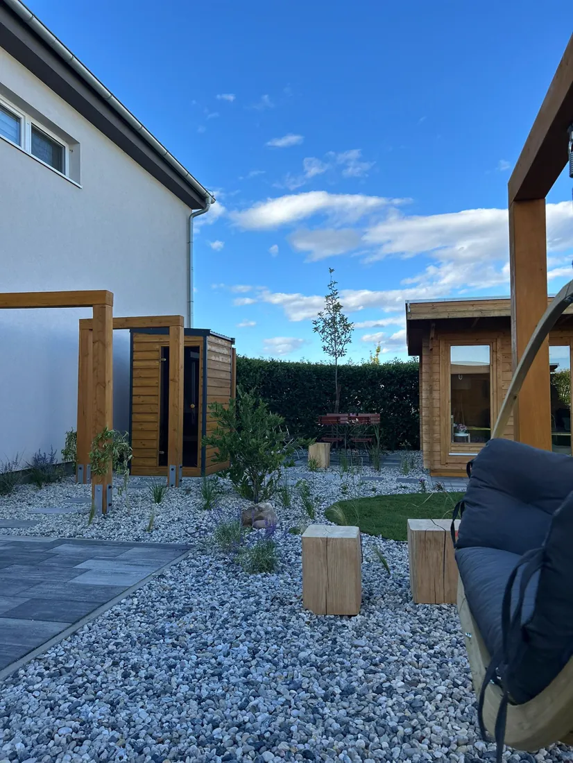 Dřevěné paravány a pergola v nově založené zahradě