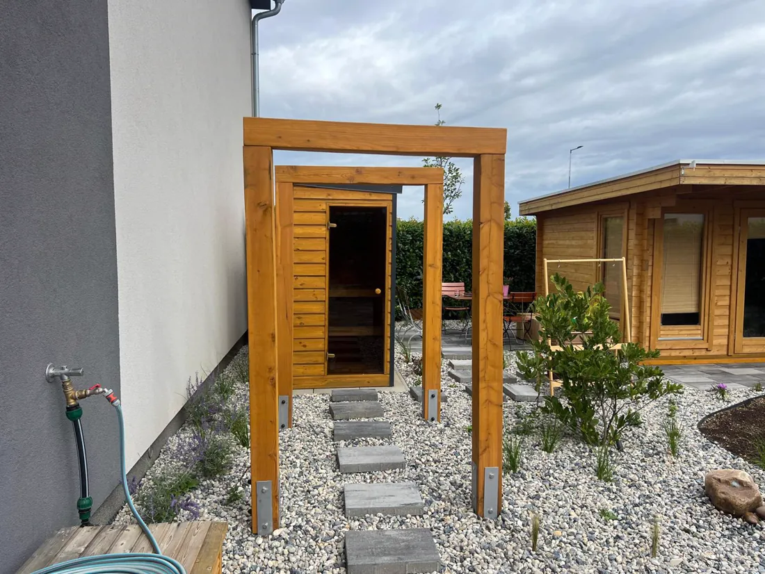 Venkovní sauna z masivu s proskleným zahradním domkem