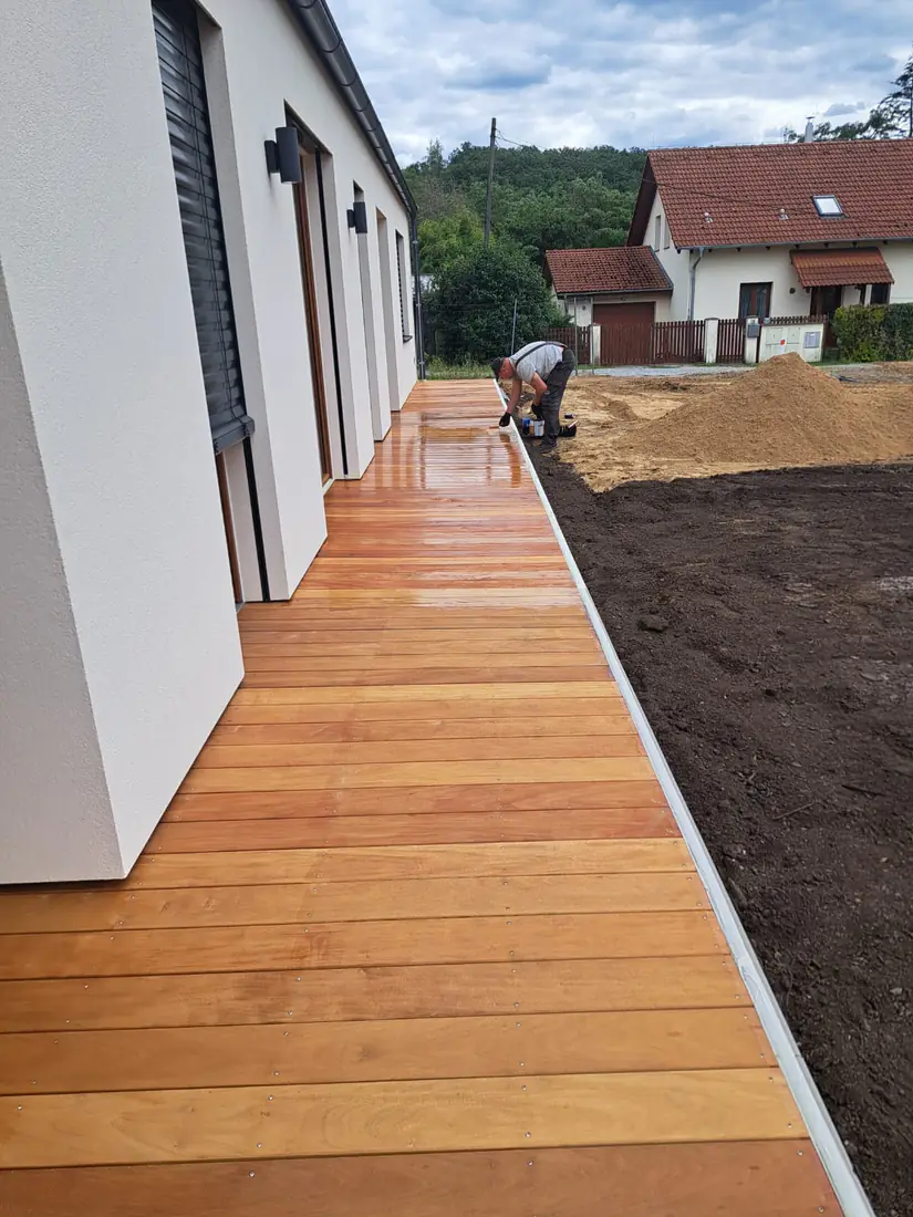 Hotová dřevěná terasa podél stěny domu