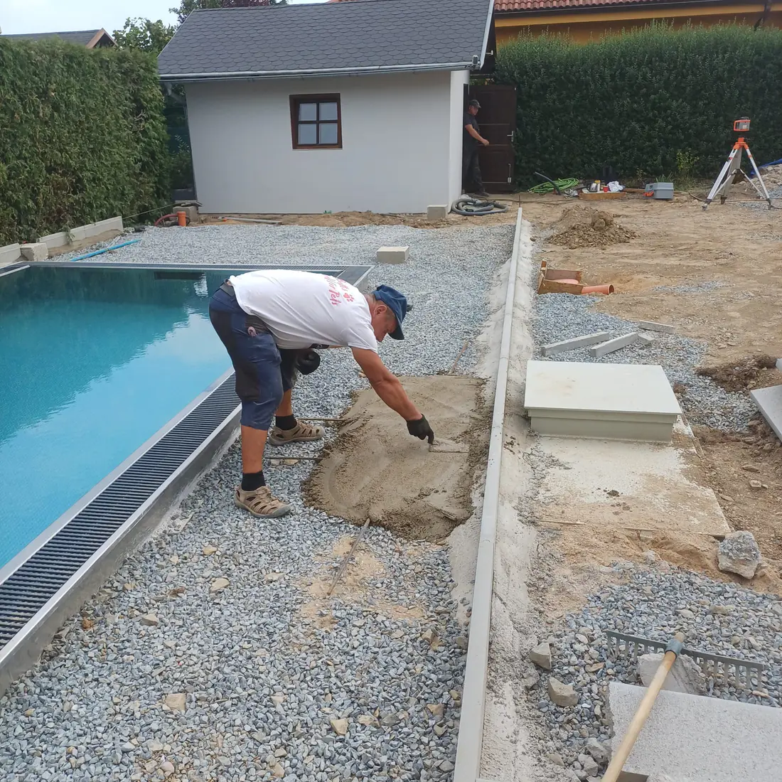 Příprava štěrkového podkladu terasy u bazénu