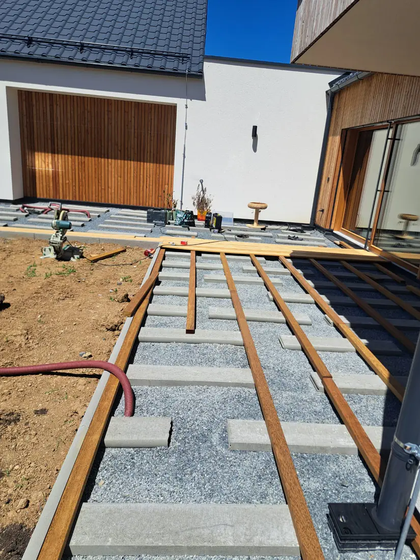 Dřevěný rošt terasy položený na betonových terčích